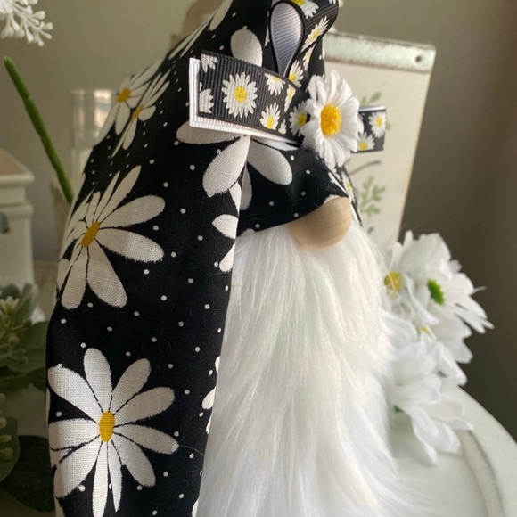 🌼Daisy Flower Gnome, Summer Gnome, Tiered Tray Decor - Picture 4 of 5